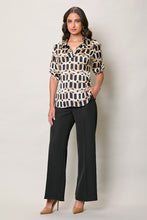Cargar imagen en el visor de la galería, Conjunto elegante con blusa estampada y pantalón amplio