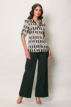 Cargar imagen en el visor de la galería, Conjunto elegante con blusa estampada y pantalón amplio