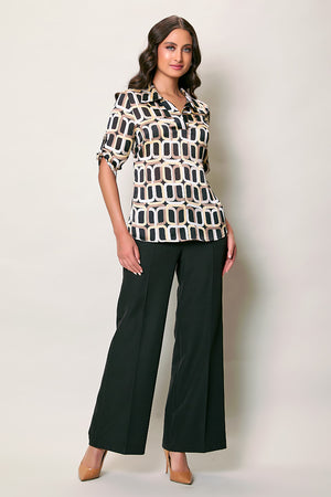 Conjunto elegante con blusa estampada y pantalón amplio