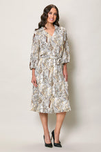 Cargar imagen en el visor de la galería, Vestido estampado manga 3/4 y cuello V color café
