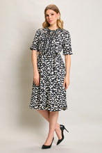 Cargar imagen en el visor de la galería, Vestido estampado color negro con manga y cinturón
