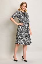Cargar imagen en el visor de la galería, Vestido estampado color negro con manga y cinturón