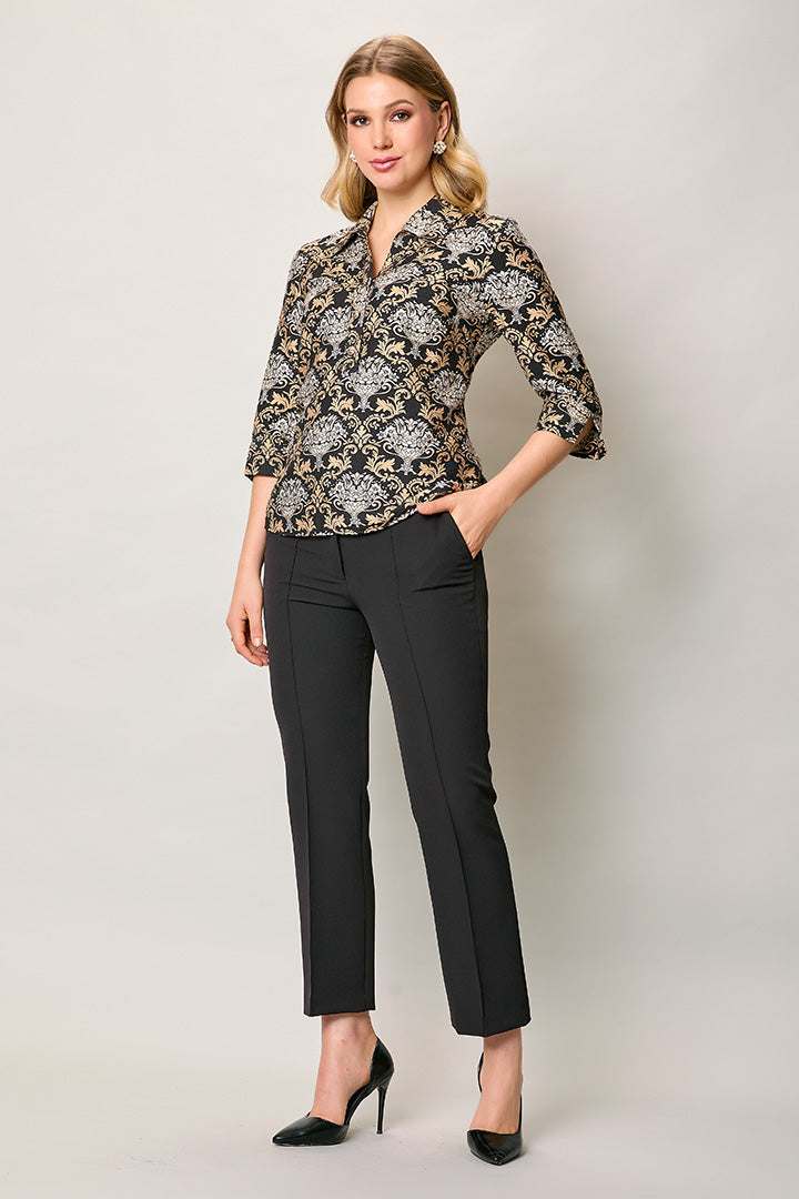 Conjunto elegante camisa estampada y pantalón negro