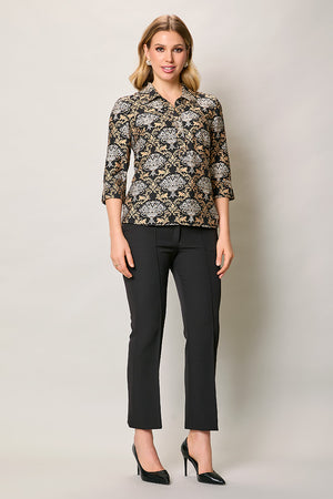 Conjunto elegante camisa estampada y pantalón negro