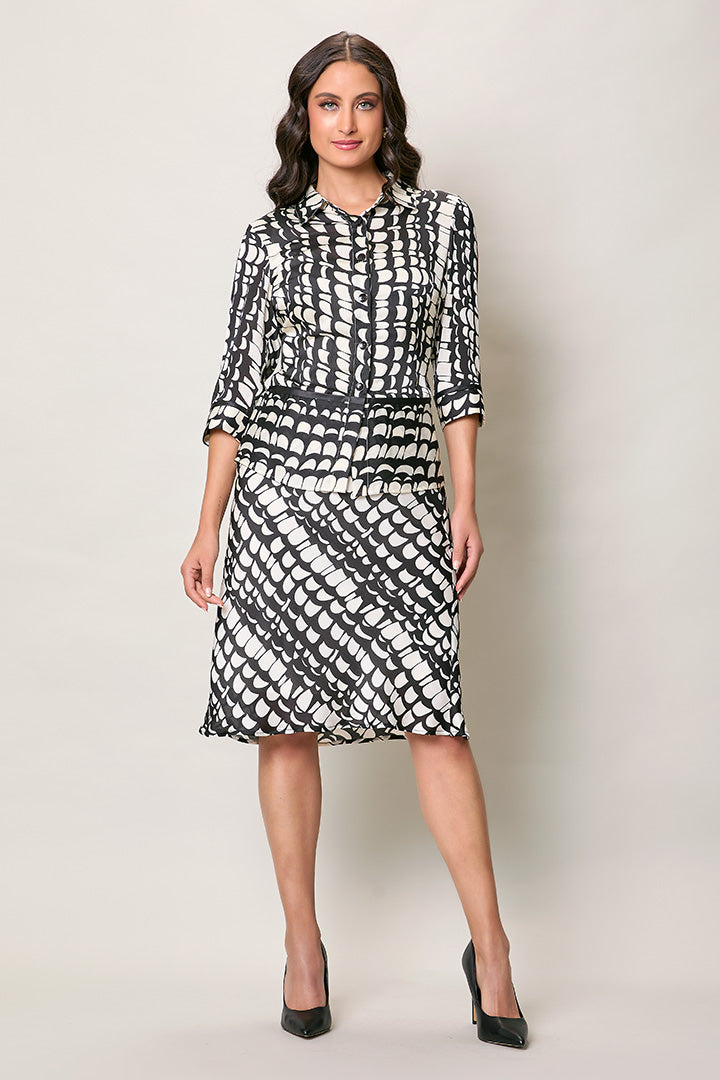 Conjunto negro elegante estampado con falda y cinturón