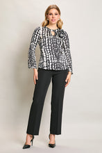 Cargar imagen en el visor de la galería, Conjunto color negro con blusa manga larga y pantalón