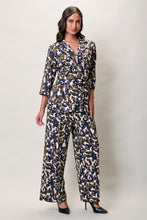 Cargar imagen en el visor de la galería, Conjunto estampado color azul con saco y pantalón
