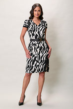 Cargar imagen en el visor de la galería, Vestido elegante color negro con estampado cuello v