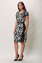 Cargar imagen en el visor de la galería, Vestido elegante color negro con estampado cuello v