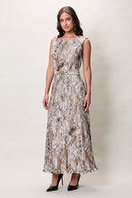 Cargar imagen en el visor de la galería, Maxi vestido color café sin manga cuello cuadrado