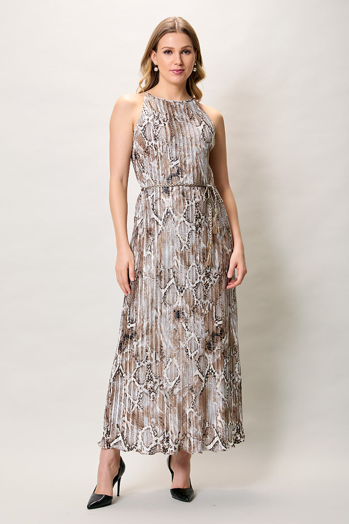 Maxi vestido plizado tipo halter color café sin manga