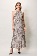 Cargar imagen en el visor de la galería, Maxi vestido plizado tipo halter color café sin manga