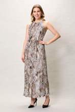 Cargar imagen en el visor de la galería, Maxi vestido plizado tipo halter color café sin manga
