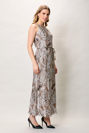 Maxi vestido plizado tipo halter color café sin manga