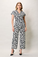 Cargar imagen en el visor de la galería, Conjunto estampado de blusa cuello v con pantalón