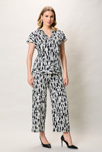 Cargar imagen en el visor de la galería, Conjunto estampado de blusa cuello v con pantalón