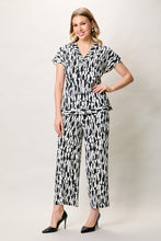 Cargar imagen en el visor de la galería, Conjunto estampado de blusa cuello v con pantalón