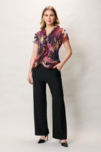 Cargar imagen en el visor de la galería, Conjunto de blusa estampada color morado con pantalón