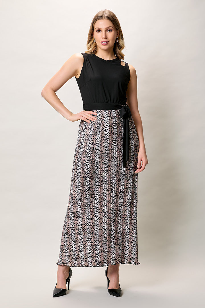 Maxi vestido sin manga color negro con falda estampada