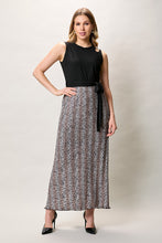 Cargar imagen en el visor de la galería, Maxi vestido sin manga color negro con falda estampada