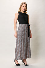Cargar imagen en el visor de la galería, Maxi vestido sin manga color negro con falda estampada