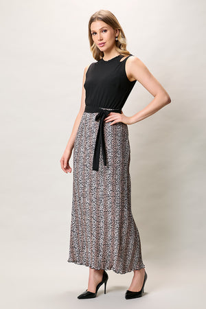 Maxi vestido sin manga color negro con falda estampada