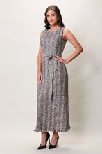 Cargar imagen en el visor de la galería, Maxi vestido estampado color café sin manga con cinturón