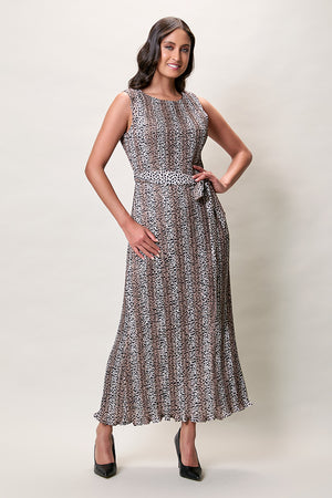 Maxi vestido estampado color café sin manga con cinturón