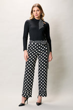 Cargar imagen en el visor de la galería, Conjunto color negro con blusa y pantalón estampado