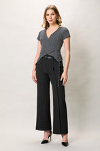 Cargar imagen en el visor de la galería, Conjunto de blusa estampada color negro con pantalón