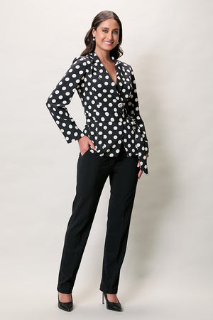 Conjunto elegante con saco estampado y pantalón