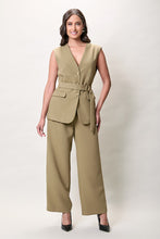 Cargar imagen en el visor de la galería, Conjunto elegante con chaleco y pantalón color verde