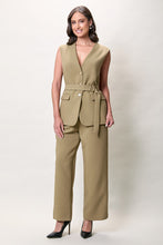 Cargar imagen en el visor de la galería, Conjunto elegante con chaleco y pantalón color verde