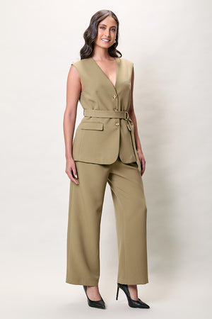 Conjunto elegante con chaleco y pantalón color verde