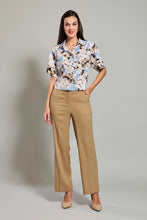 Cargar imagen en el visor de la galería, Conjunto de camisa floreada con pantalón café corte recto