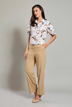 Cargar imagen en el visor de la galería, Conjunto de camisa floreada con pantalón café corte recto