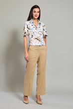 Cargar imagen en el visor de la galería, Conjunto de camisa floreada con pantalón café corte recto