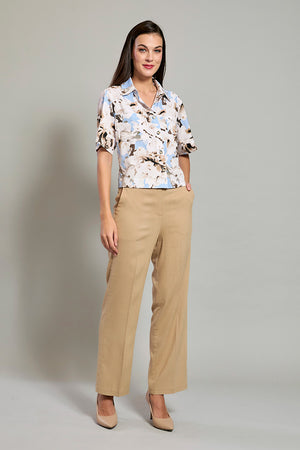 Conjunto de camisa floreada con pantalón café corte recto