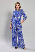 Cargar imagen en el visor de la galería, Conjunto estampado azul con blusa manga 3/4 y pantalón