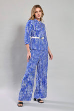 Cargar imagen en el visor de la galería, Conjunto estampado azul con blusa manga 3/4 y pantalón