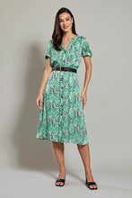 Cargar imagen en el visor de la galería, Vestido de día color verde con estampado y cinturon negro