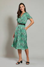Cargar imagen en el visor de la galería, Vestido de día color verde con estampado y cinturon negro