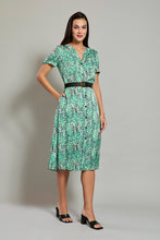 Cargar imagen en el visor de la galería, Vestido de día color verde con estampado y cinturon negro
