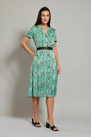 Vestido de día color verde con estampado y cinturon negro