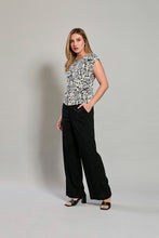 Cargar imagen en el visor de la galería, Conjunto de blusa estampada manga corta con pantalón