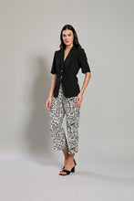 Cargar imagen en el visor de la galería, Conjunto saco negro con botones y pantalón estampado