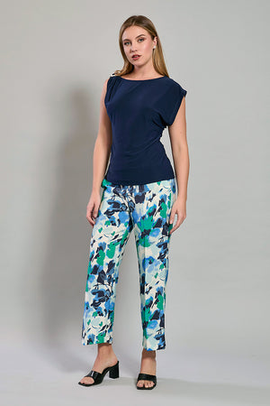 Conjunto de pantalón floral claro con blusa azul rey
