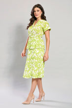 Cargar imagen en el visor de la galería, Conjunto estampado verde blusa con cinta y falda