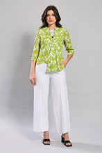Cargar imagen en el visor de la galería, Conjunto de blusa estampada color verde con pantalón