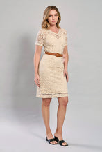Cargar imagen en el visor de la galería, Vestido de encaje beige con cinturón austable